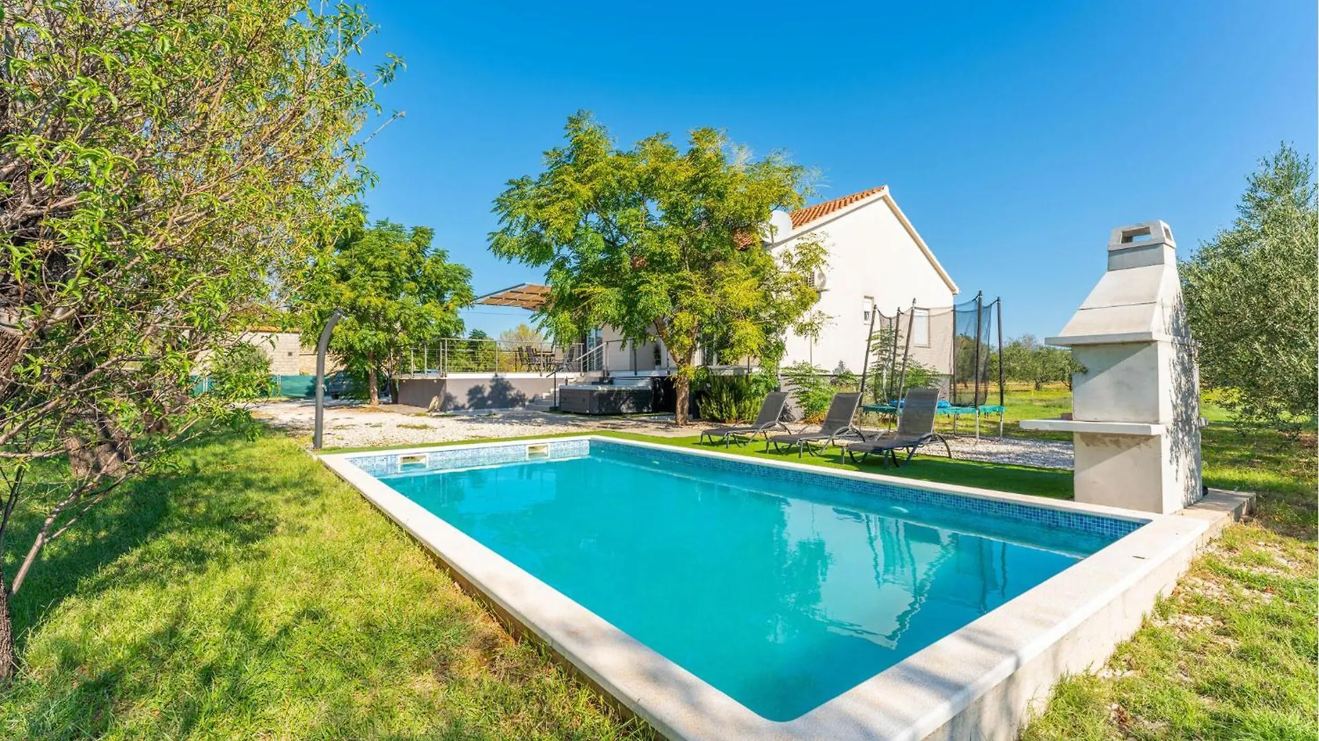 Cozy Home In Prkos With Jacuzzi